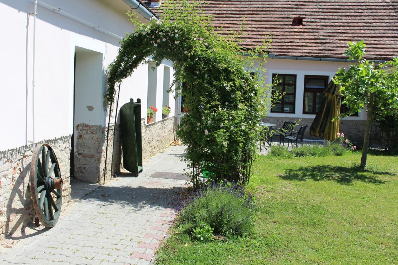 Axtburg Apartments Berbaltavar Exteriör bild